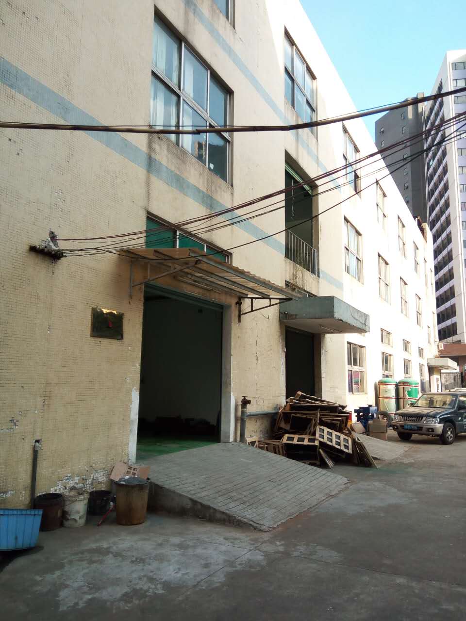 东莞厂房，石排镇独院三层厂房分租二楼1200平方招租，带地坪漆