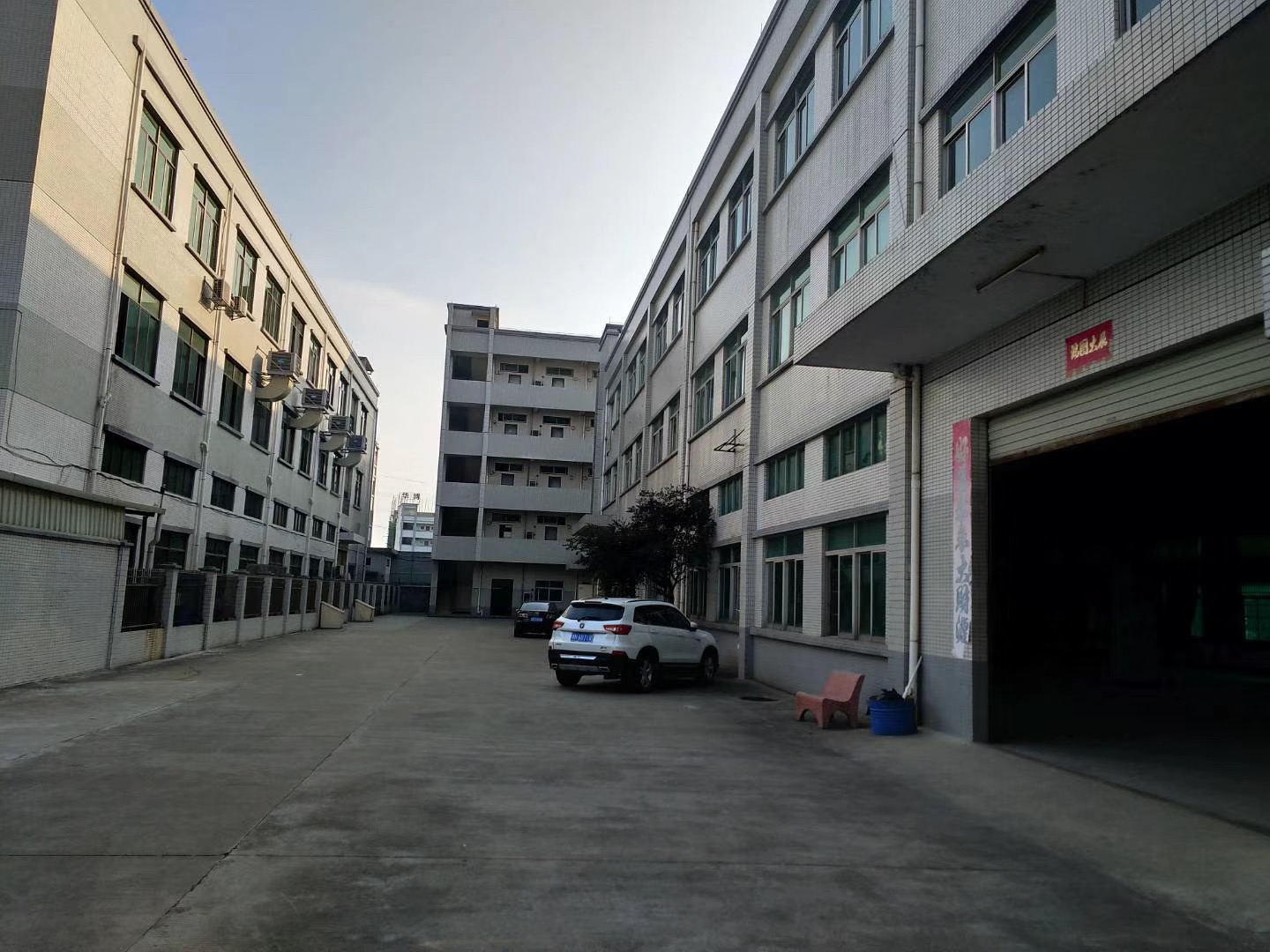 东莞寮步新出独院厂房分租一楼1300平方出租带航车现成办公室装修